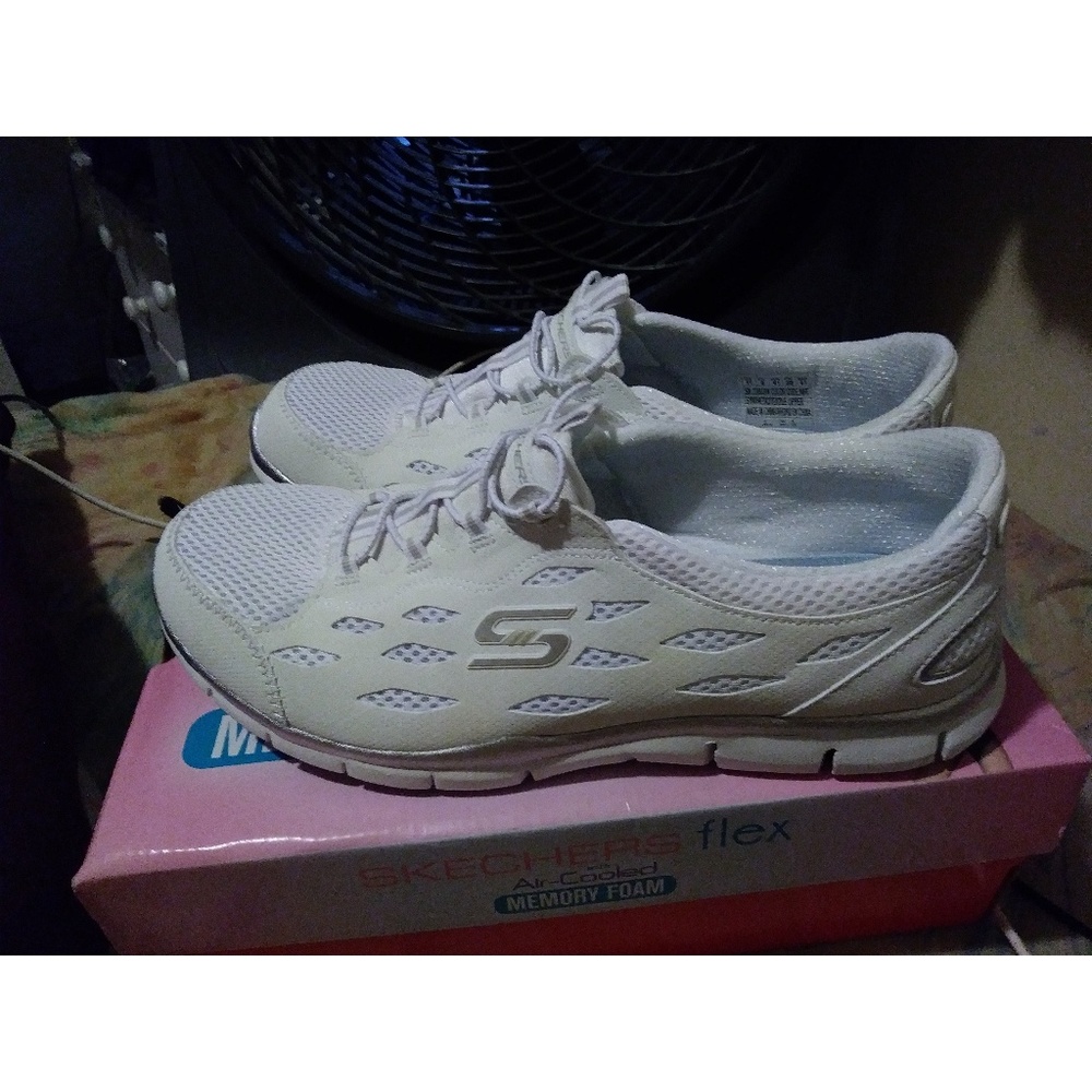 NIB Skechers Size 11 Flex Slip-On Sneakers